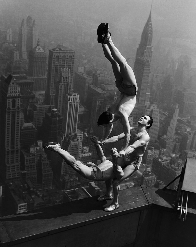 Illustration for article titled Cómo se hizo esta impresionante fotografía: acróbatas a más de 300 metros de altura en la cima del Empire State Building